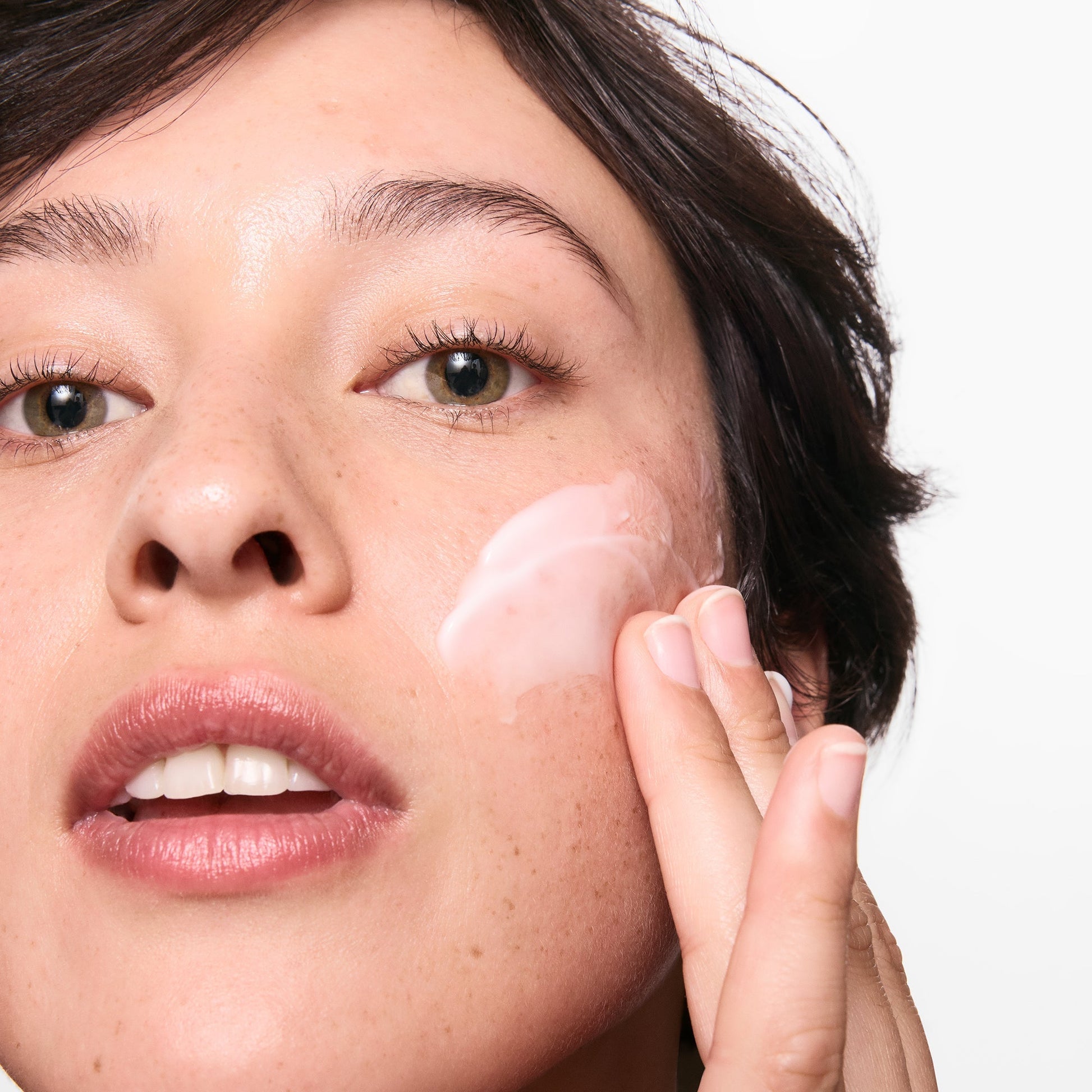hydrating-cleanser-and-oil-free-moisturizer-duo-b3 01_LYDIA_12_APPLICATION_OMEGA_SUPERSIZE_036_1_8483aad9-c9a3-46f0-b735-539c739306ac.jpg