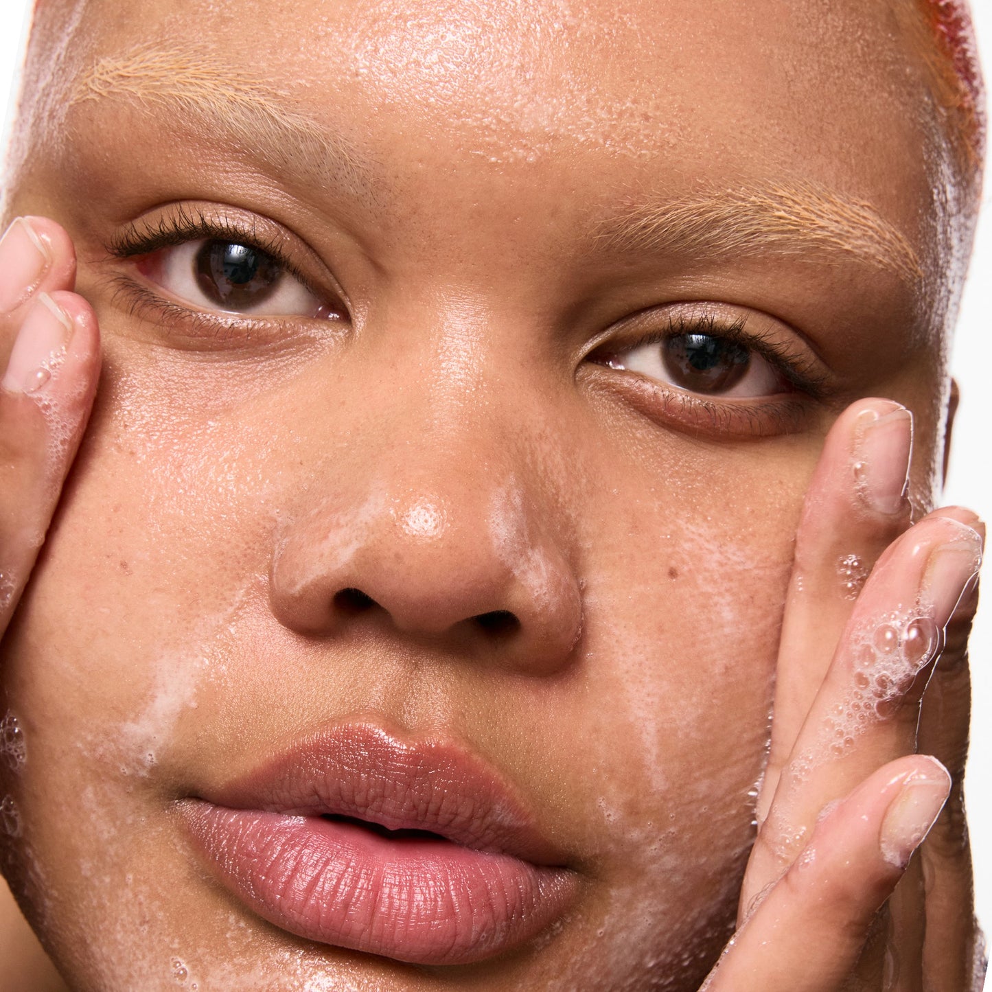 salicylic-acid-cleanser-150ml-i8 Omega50_Model_2000x2000-1_ce0a3018-d6f0-4ed9-a17d-0096b80b29f6.jpg